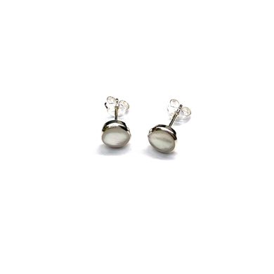 7mm silver stud earring with mother of pearl