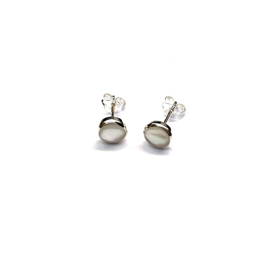 7mm silver stud earring with mother of pearl