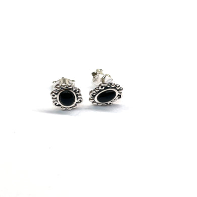 Flower earring with onyx