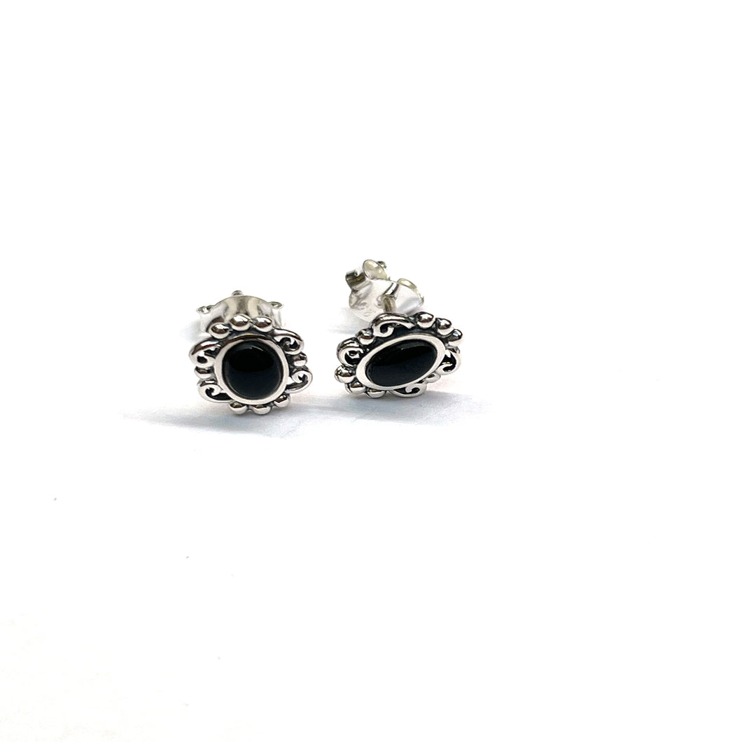Flower earring with onyx