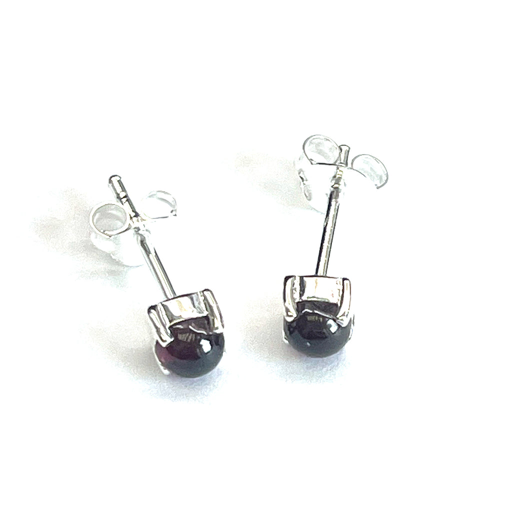 Four prongs silver earring with garnet