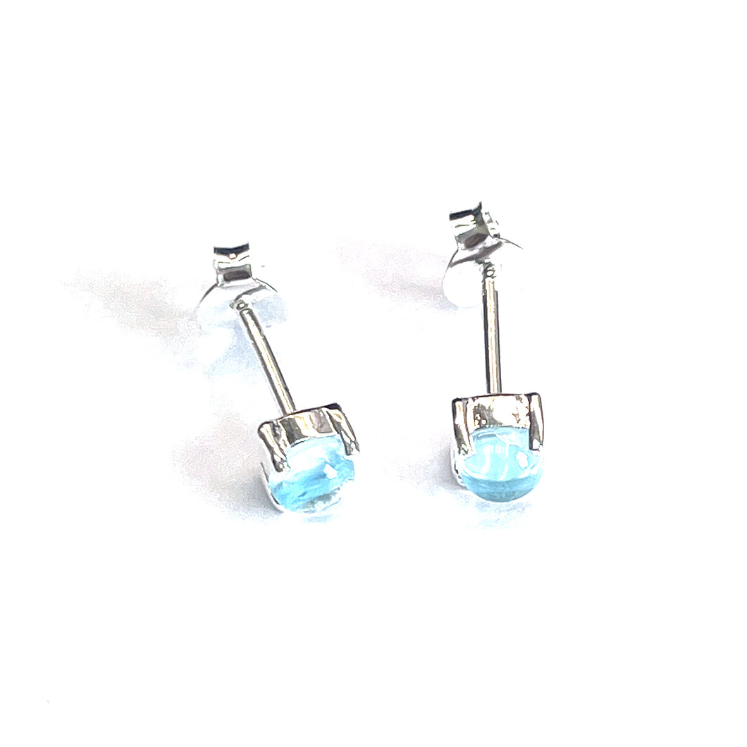 Four prongs silver earring with blue stone