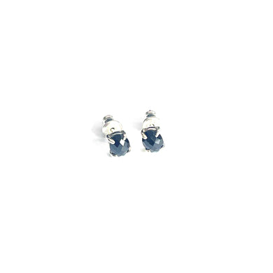 Onyx silver studs four prongs earring