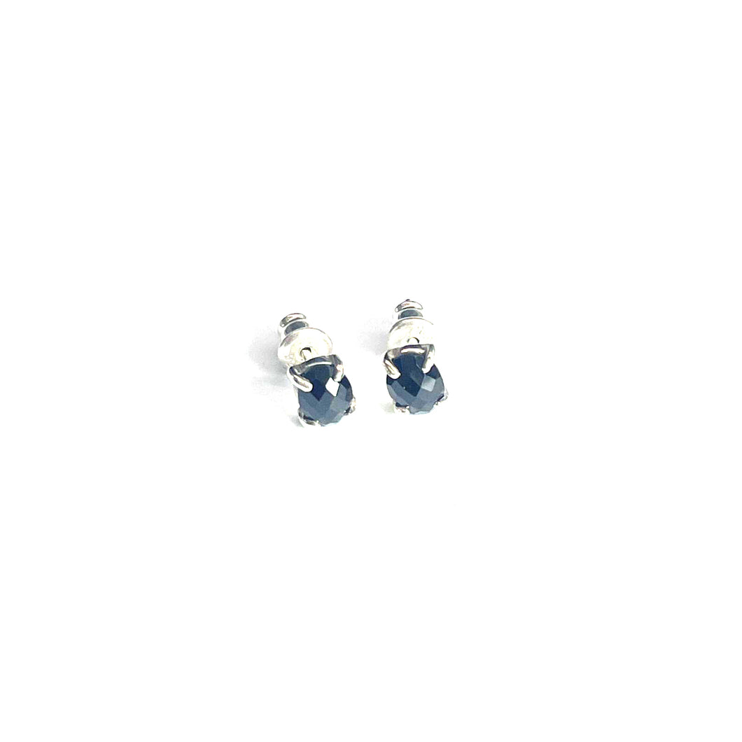 Onyx silver studs four prongs earring