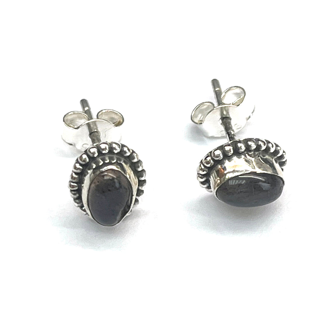 Oval silver studs earring with black stone