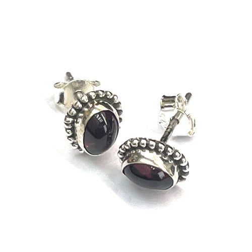 Oval silver studs earring with garnet