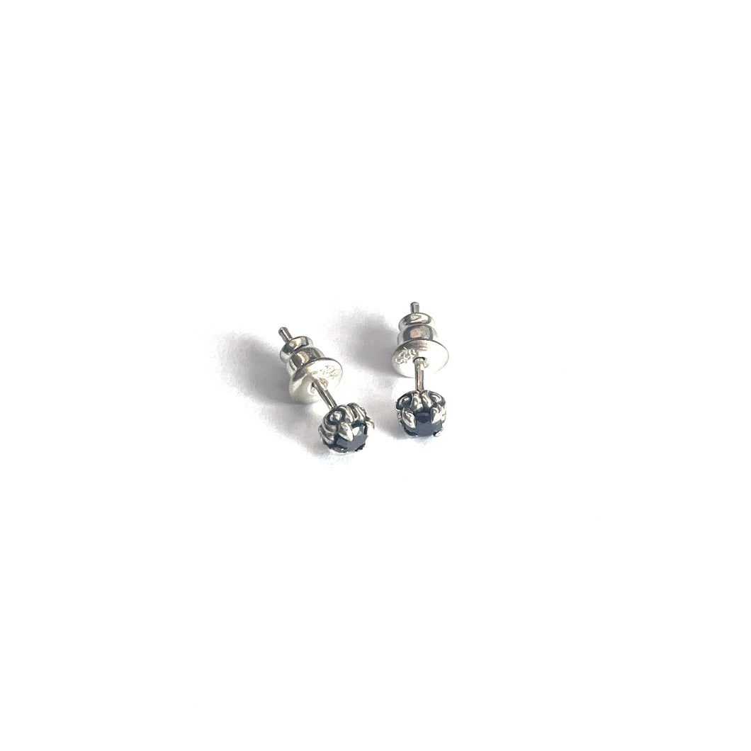 Small silver earring with onyx