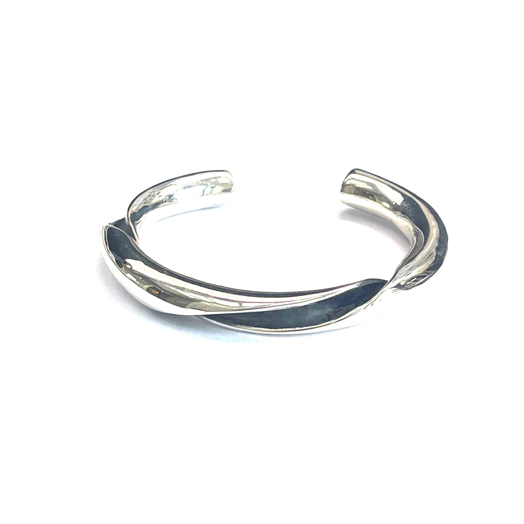 Stylish plain silver bangle