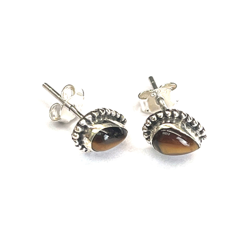 Tear drop silver studs earring with cat eye stone