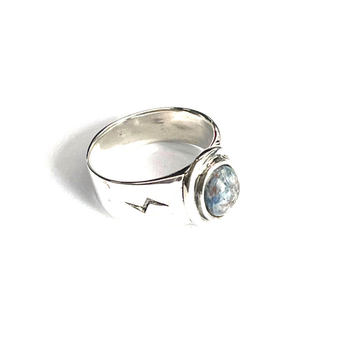 The lighting silver ring with grey stone