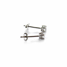 4 claws silver studs earring with 2mm CZ