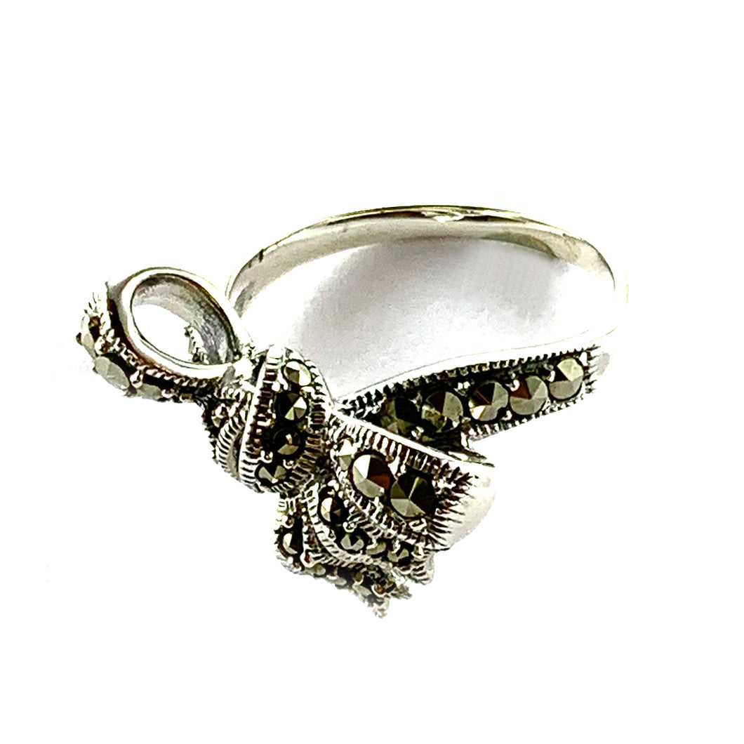 Big ribbon silver ring with marcasite