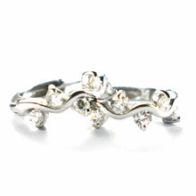 Circle silver earring with grass pattern & white CZ