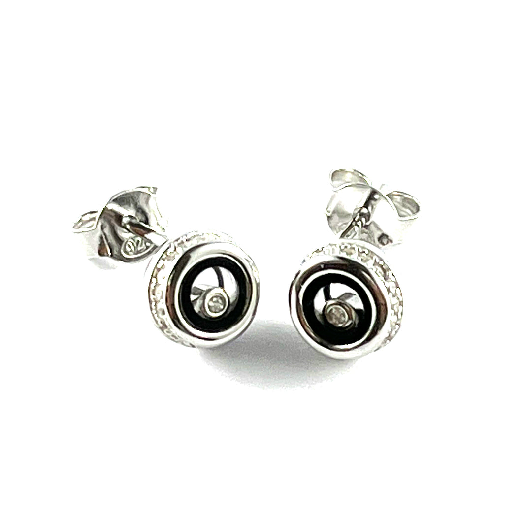 Circle pattern silver earring with round of white cubic zirconia