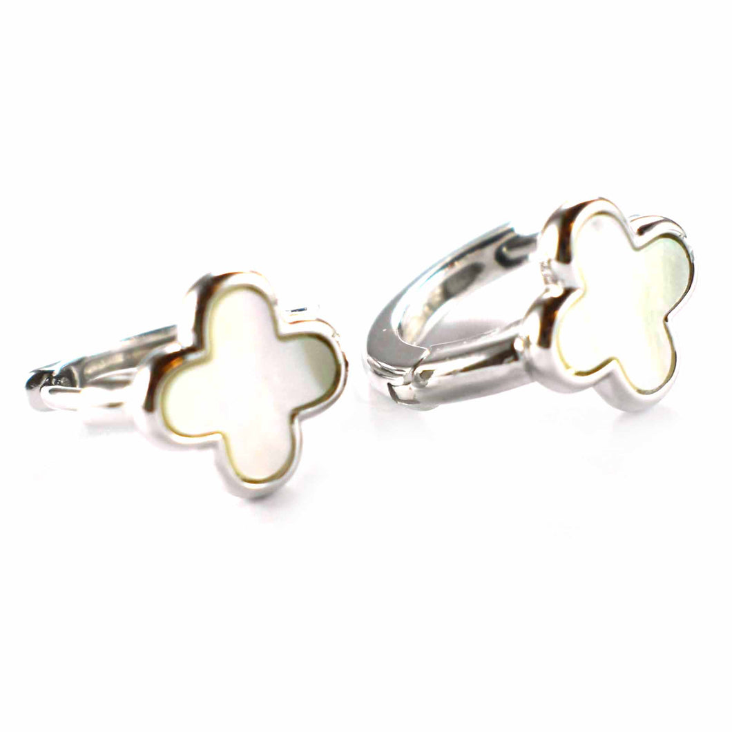 Flower pattern earring with mother of pearl