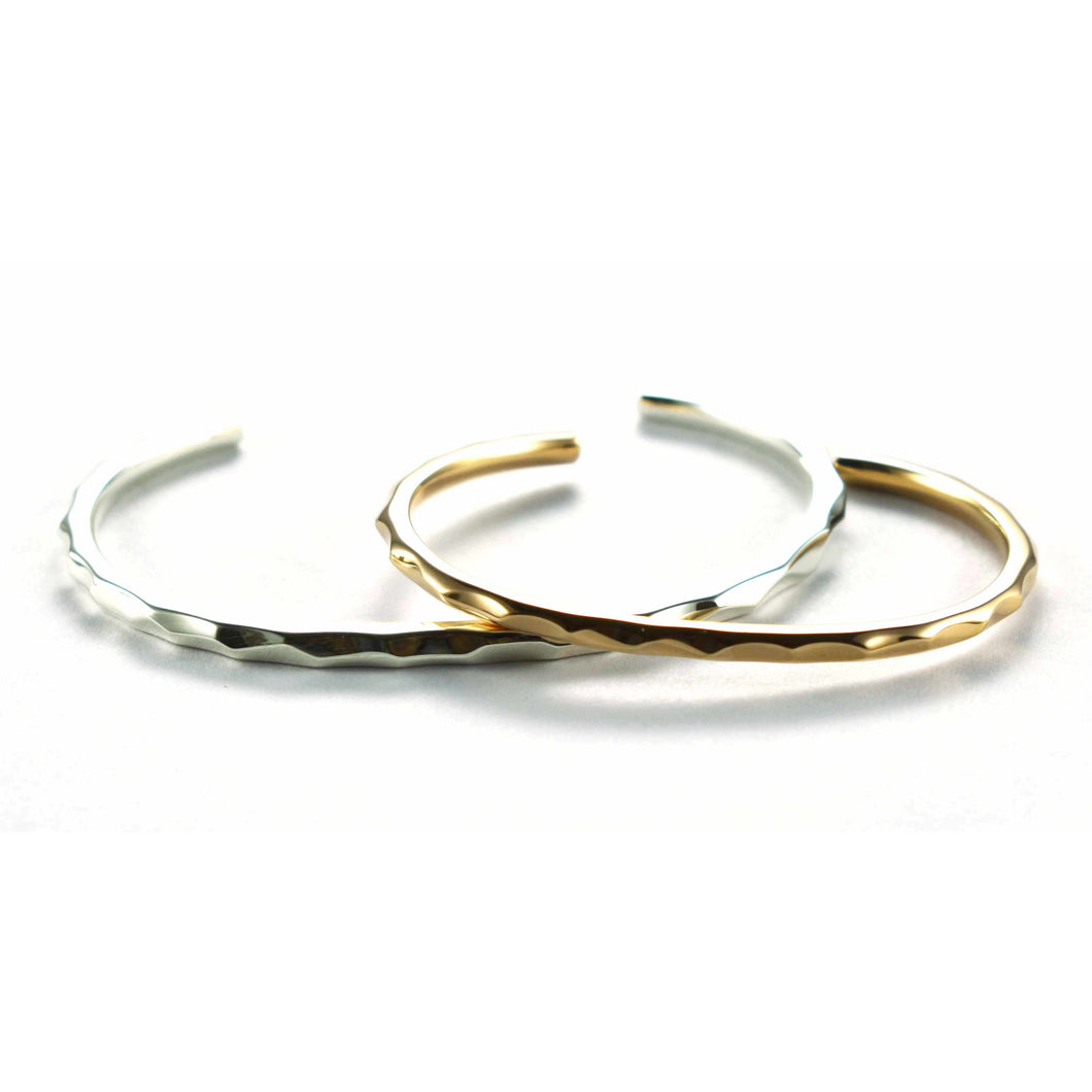 Hammer pattern silver couple bangle with pink gold plating