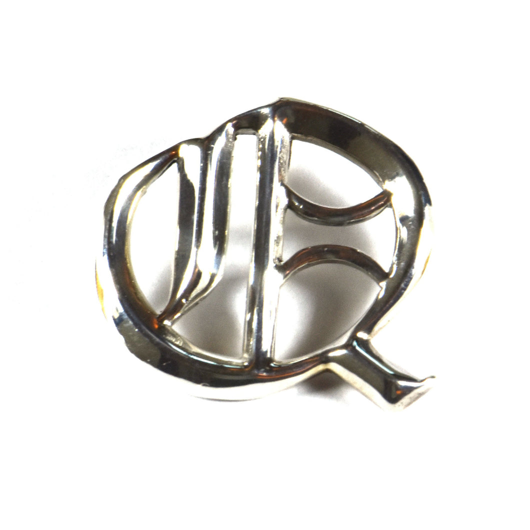 Q old english fonts silver pendant