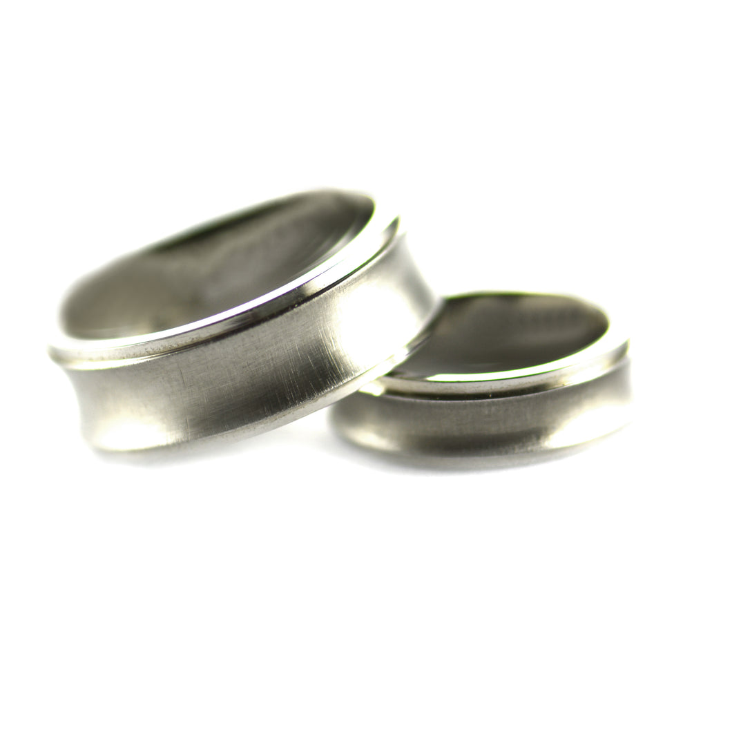 Round & plain stainless steel couple ring with ice cut