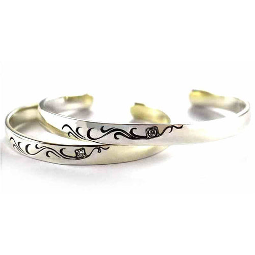Seagrass with oxidize couple silver bangle