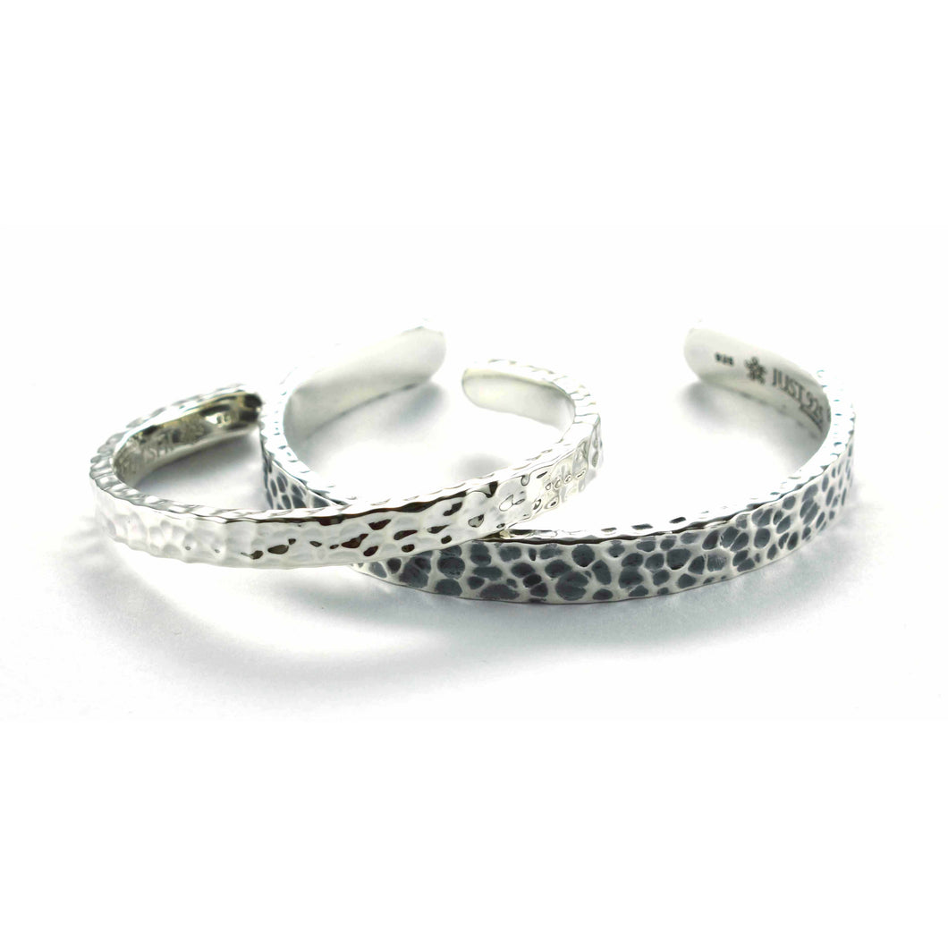 Hammer pattern silver couple bangle with silver oxidizing