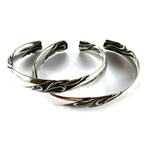 Silver couple bangle with Aquarelle pattern