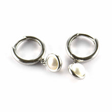 Silver earring with pearl channel set