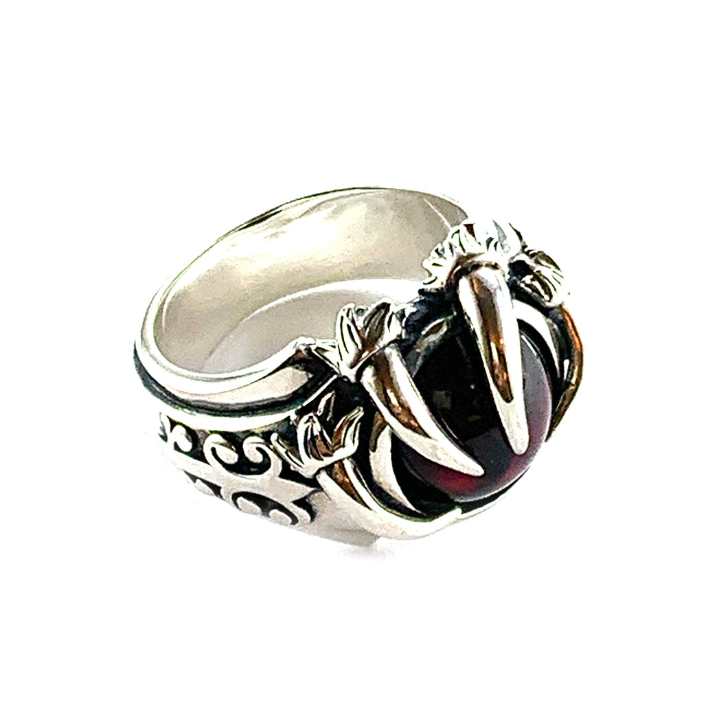 Three claw silver ring with Garnet